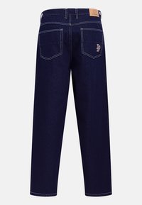 Dunkelblaue Jeans aus Denim mit weißen Nähten, zwei Gesäßtaschen, Gürtelschlaufen und einem braunen Lederpatch am Bund.