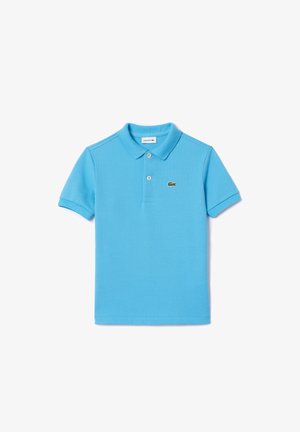 Lichtblauw poloshirt met korte mouwen, kraag, twee witte knopen en een klein groen krokodillenlogo op de linkerborst.