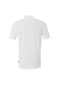 Hvid polo-shirt i bomuld med klassisk krave, korte ærmer og et mærke på venstre side nær sømmen. Glat tekstur.