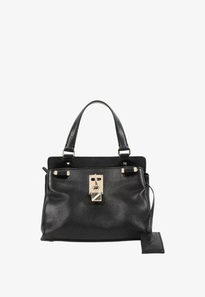 Bolso de mano de cuero negro texturizado con asas superiores, detalle de cierre en tono dorado y etiqueta de cuero adjunta.