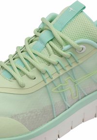 Ljust gröna träningsskor gjorda av mesh och syntetiska material. Har rund snörning, en texturerad sula och subtila logotypdetaljer.