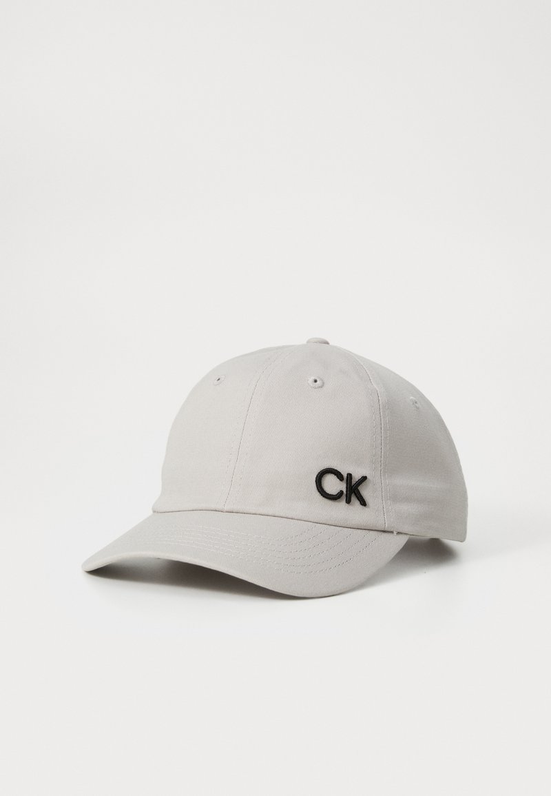 Szürke, puha pamutból készült baseballsapka ívelt szélekkel, elöl fekete hímzett "CK" logóval. Hat szellőzőlyuk.