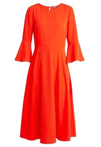 Robe midi rouge avec un corsage ajusté, des manches évasées et un décolleté rond. Confectionnée en tissu lisse avec un détail dos ajouré.