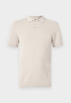 Polo tričko s krátkým rukávem, světle béžové barvy, s texturovanou látkou, tříknoflíkovou légou a odpovídajícím ribbovaným límcem a spodním lemem.