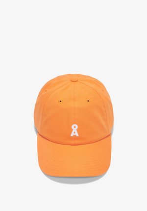 Oranje katoenen honkbalpet met geborduurd wit logo op de voorkant, zes ventilatie-oogjes en een gebogen rand. Eenvoudig en gestructureerd ontwerp.