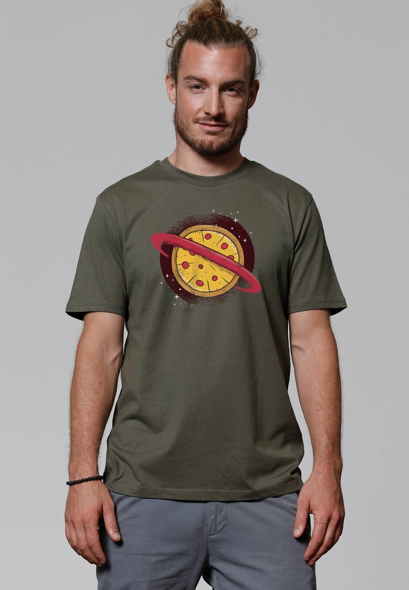 Olijfgroene katoenen t-shirt met een grafisch ontwerp van een pizza met een ring, gestileerd als een planeet, tegen een donkere achtergrond.
