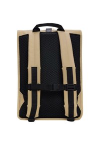 Zaino con un esterno beige e imbottitura in rete nera, dotato di spallacci regolabili e maniglia superiore, progettato per comfort e durata.