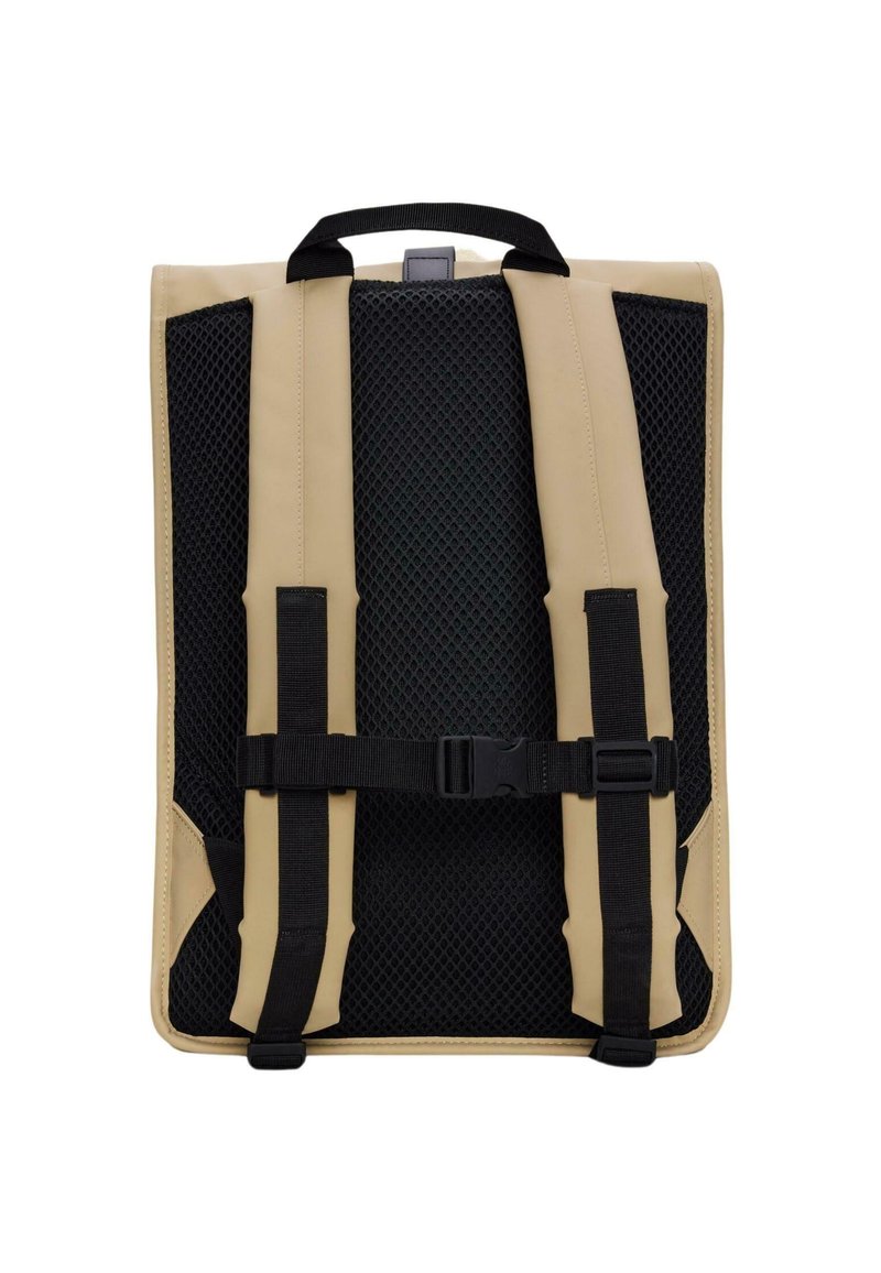 Mochila con un exterior marrón claro y acolchado de malla negra, que cuenta con correas de hombro ajustables y un asa superior, diseñada para la comodidad y durabilidad.