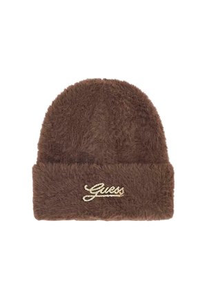 Gorro tipo beanie marrón y peludo con puño doblado que presenta el logo "Guess" en cursiva dorada en el frente.