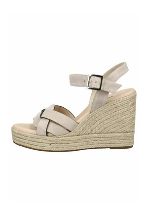 Beige ruskind kilehælsandal med flettet jutesål, krydsede frontstropper og justerbar ankelrem med sølvspænde.