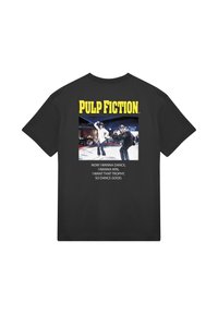 Černé tričko s textem "Pulp Fiction" nad tancujícími párem, následované citátem: "Teď chci tančit, chci vyhrát, chci tu trofej."