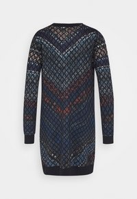 Dlouhý námořnicky modrý svetr s geometrickým vzorem v různých barvách. �Žebrované lemy na rukávech a spodním okraji, volný střih. Texturovaná pletená látka.