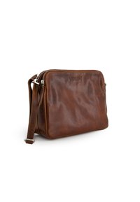 Brun læder crossbody taske med lynlås lukning, glat tekstur, subtil kornmønster og justerbar rem. Mærkedesign prægede foran.