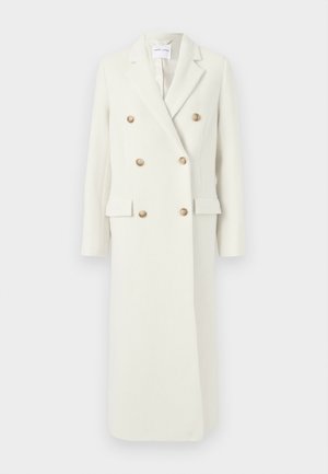 Dvojnastavni beli volneni plašč z odrezanimi klapnicami, dvema zavihkoma, in šestimi okroglimi zlatimi gumbi, s pravim krojem in dolgimi rokavi.