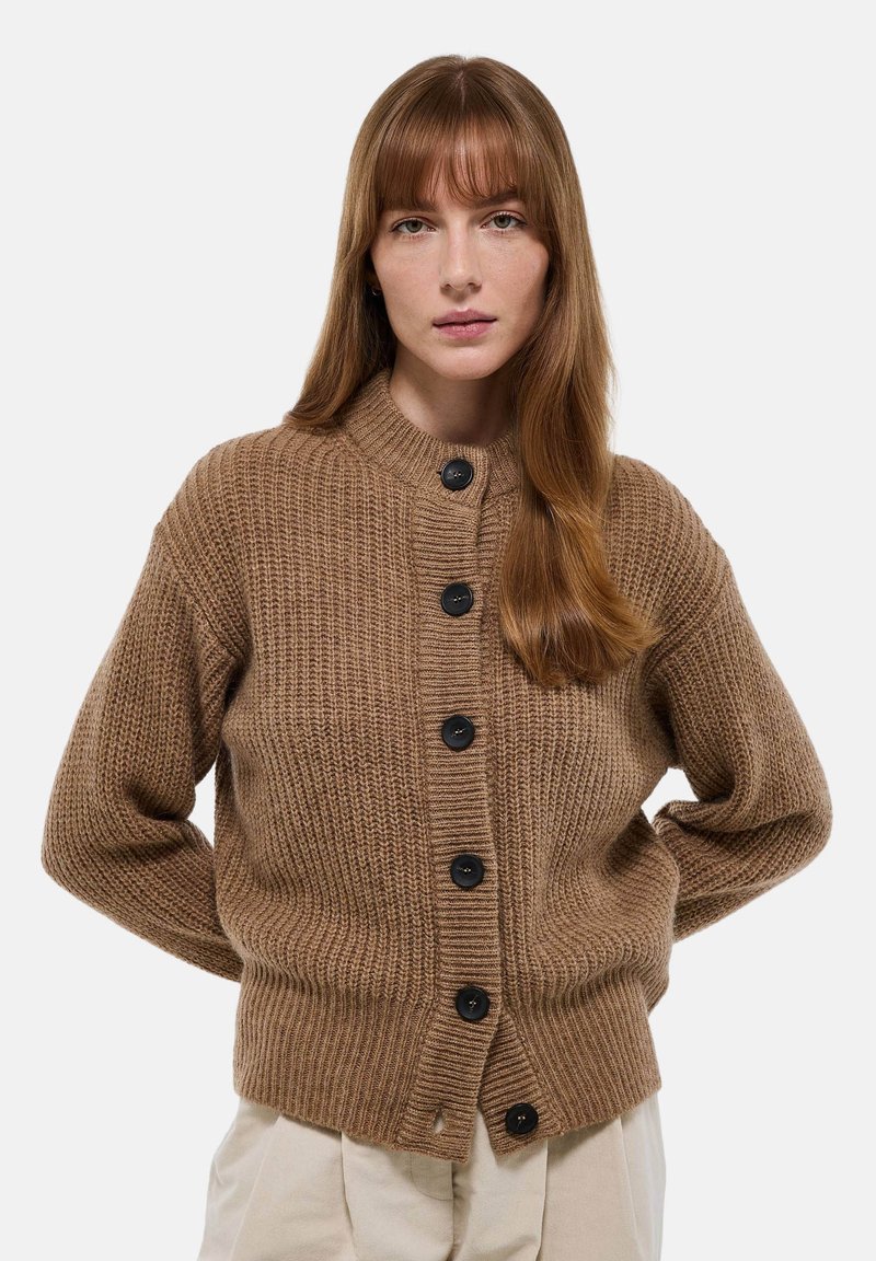 Cardigan marron tricoté avec un col rond, une fermeture à boutons sur le devant et des détails côtelés. Comprend six boutons noirs et des manches longues.