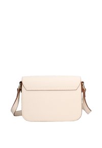 Borsa a tracolla in pelle beige chiaro con una forma strutturata, chiusura a pattina e tracolla regolabile. Presenta una superficie testurizzata e hardware minimale.