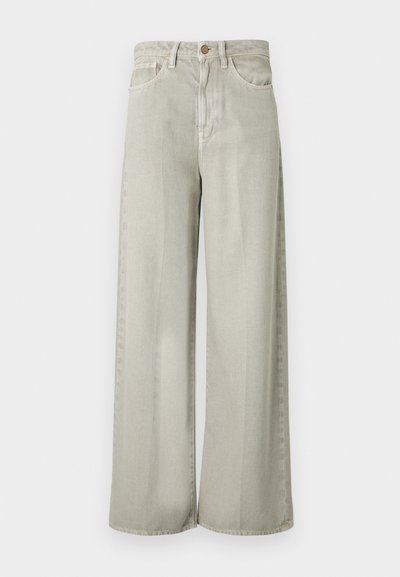 Ανοιχτό γκρι τζιν με φαρδιά μπατζάκια από τζην ύφασμα, με μέση μεσαίου ύψους, μπροστινές τσέπες και διακριτική υφή. Λεπτομέρεια με χάλκινο κουμπί στη μέση.