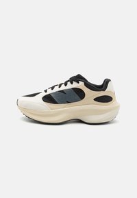 Sko med en overdel af hvidt læder og beige mesh, sorte accenter, grå logo detaljer og en rund sål for støddæmpning.