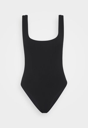 Bañador negro de una pieza con cuello cuadrado, tirantes anchos, piernas de corte alto y tela suave y elástica. Diseño minimalista sin patrones.