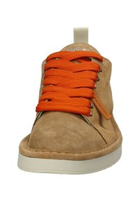 Sneaker in suede tan con lacci arancioni, forma arrotondata, suola bianca a contrasto e linguetta in pelle marrone con il nome del brand sul lato.