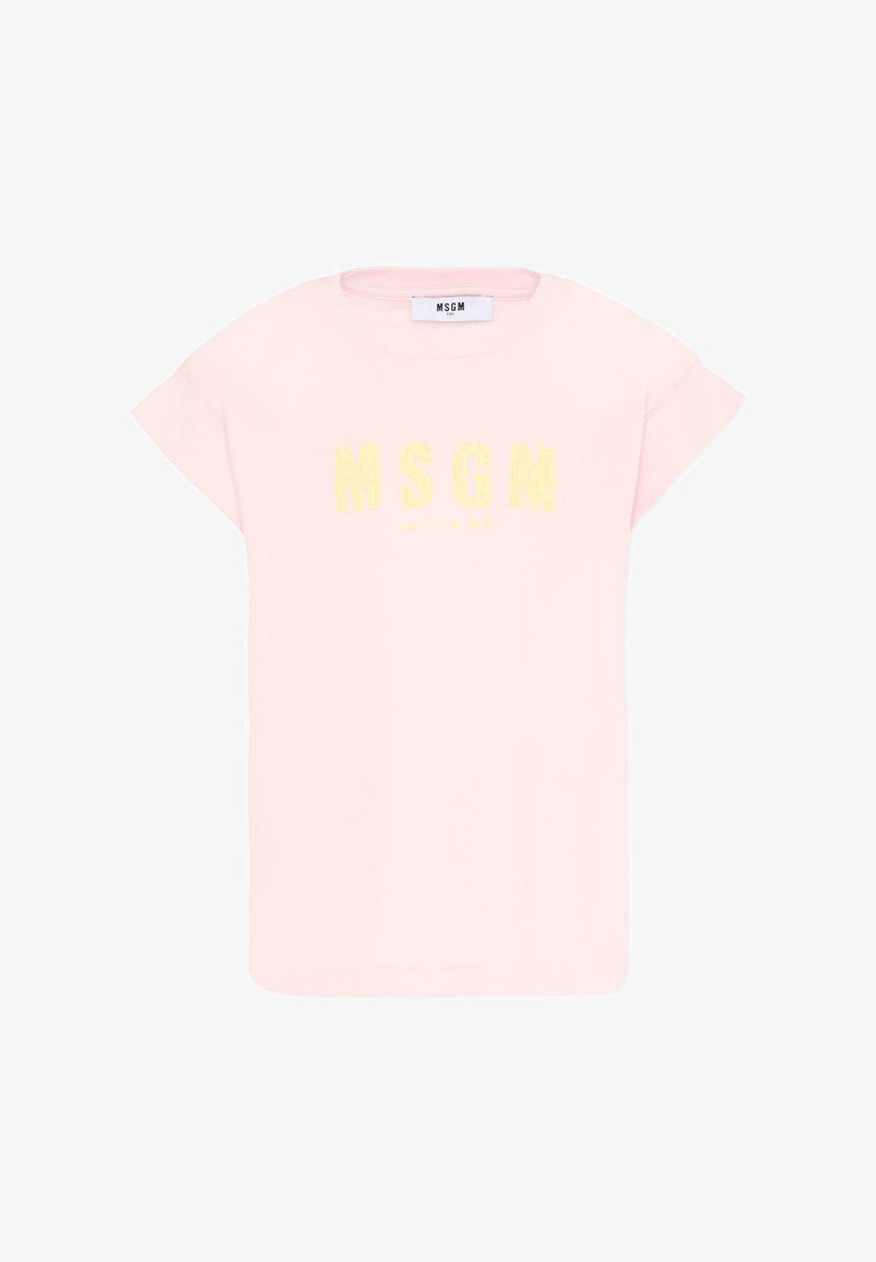 T-shirt rose clair à manches courtes avec logo jaune "MSGM Milano" imprimé sur le devant et une étiquette blanche au niveau de l'encolure.