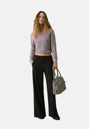 Jersey de canalé lavanda recortado, pantalones de pierna ancha negros de cintura alta y un bolso gris con dos asas superiores, que cuenta con un cierre y un bolsillo frontal.
