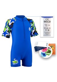 Combinaison de plongée à manches courtes bleue avec un design camouflage coloré, fermeture éclair sur le devant et logo de poisson vert. Comprend une étiquette d'entretien et des produits SPF.