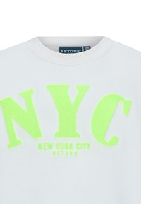 Biała bluza z okrągłym dekoltem z podniesionym, neonowozielonym napisem "NYC" oraz słowami "NEW YORK CITY" poniżej w jednolitej czcionce.