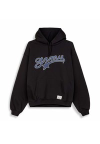 Sudadera negra con un gran logotipo bordado azul "grmy" que presenta una estrella. Incluye un bolsillo frontal tipo canguro y puños y dobladillo acanalados.
