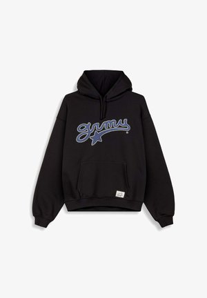 Zwarte hoodie met een groot blauw geborduurd logo "grmy" met een ster. Inclusief een voorzak en ribgebreide manchetten en zoom.