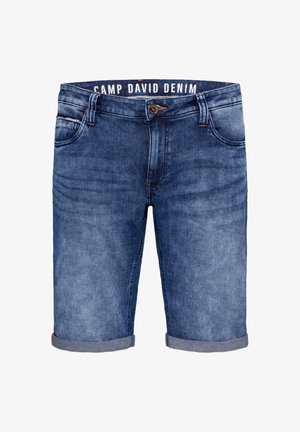 Shorts de mezclilla en azul oscuro, diseño de tiro medio con dobladillo enrollado, cinco bolsillos y una etiqueta de marca en la cintura, con un sutil detalle deslavado.