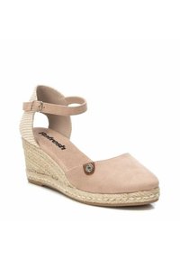 Sandalia de cuña con acabado de ante en rosa claro. Presenta una correa en el tobillo texturizada, plataforma estilo espadrille y un detalle decorativo de hardware.