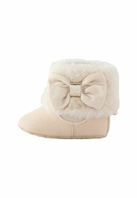 Weiche beidgefarbene Baby-Stiefel mit einem plüschigen Fellbund und einer großen Stoffschleife, die mit einem metallischen Detail in der Mitte verziert ist.