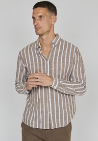 Bruin en wit gestreepte knoopshirt met een kraag, lange mouwen en een relaxte pasvorm, gemaakt van een gestructureerde, lichtgewicht stof.