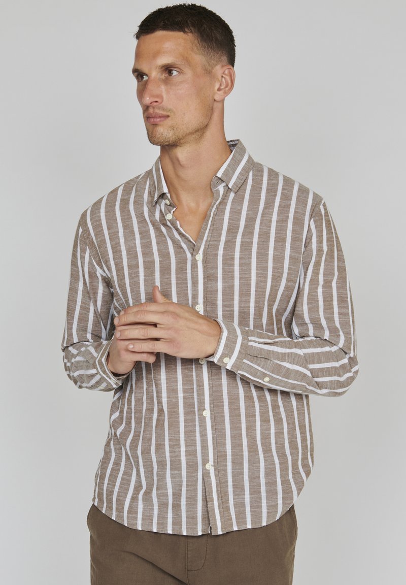 Bruin en wit gestreepte knoopshirt met een kraag, lange mouwen en een relaxte pasvorm, gemaakt van een gestructureerde, lichtgewicht stof.