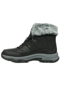 Botte de randonnée imperméable noire et grise avec un col en fausse fourrure, texture matelassée, fermeture à lacets et semelle robuste pour une meilleure traction.