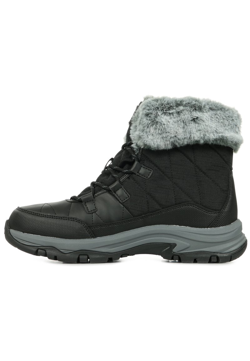 Botte de randonnée imperméable noire et grise avec un col en fausse fourrure, texture matelassée, fermeture à lacets et semelle robuste pour une meilleure traction.