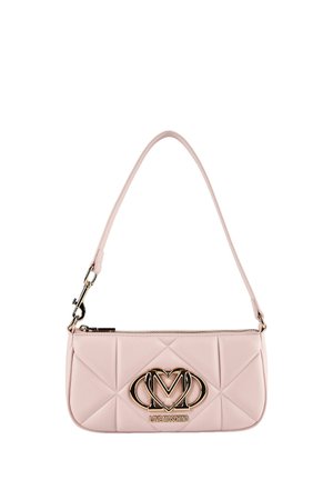 Kleine lichtroze doorgestikte handtas met een gouden Love Moschino-logo en een enkele bovenste riem, ritssluiting aan de bovenkant.