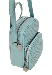 Tkaná kožená crossbody taška v mátově zelené barvě se dvěma zipovými komorami, zaobleným tvarem, stříbrnými detaily a nastavitelným popruhem.