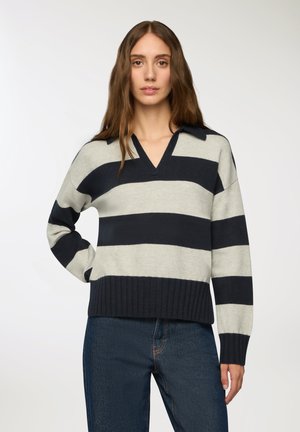 Maglione a righe in grigio chiaro e blu navy, con scollo a V e orlo a costine. Maniche lunghe, texture morbida e design con colletto accentuano il suo stile.