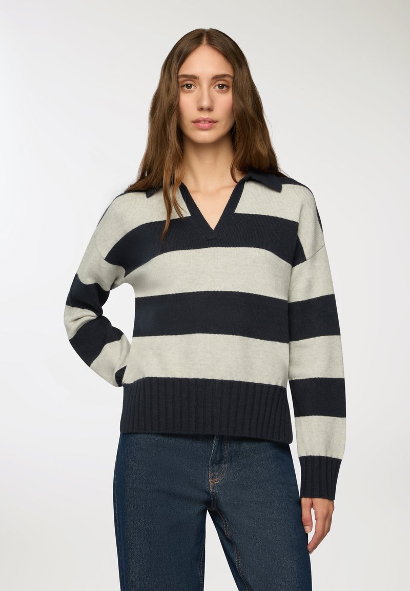 Sweter w paski w jasnoszarym i granatowym kolorze, z dekoltem w serek i prążkowanym wykończeniem. Długie rękawy, miękka tekstura i kołnierzyk podkreślają jego styl.