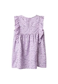 Blouse sans manches lavande avec des détails deresses aux épaules, motif floral, taille froncée et fermeture à boutons à l'arrière.