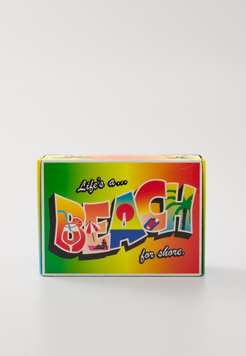 Bunte Box mit einem hellen Farbverlauf von Grün, Gelb und Orange. Enthält den fett gedruckten Text "DAS LEBEN IST... EIN STRAND" und tropische Grafiken.