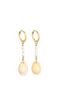Guld hoops øreringe med glatte, cremefarvede skaller, indsat med små, uregelmæssige hvide perler.