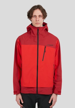 Chaqueta impermeable roja con capucha, que cuenta con un bolsillo en el pecho con cremallera, tejido inferior en contraste y puños ajustables. Textura suave.