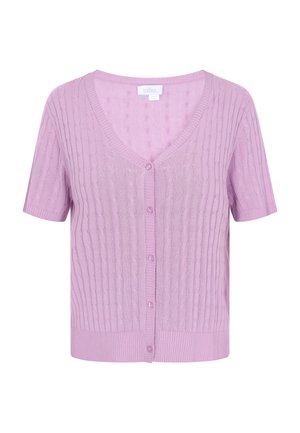 Cárdigan corto de manga corta en color lila, hecho de tejido de punto texturizado, que presenta un escote en V y un cierre de botón en la parte delantera. Ribetes acanalados en dobladillo y mangas.