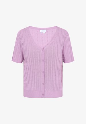 Cárdigan corto de manga corta en color lila, hecho de tejido de punto texturizado, que presenta un escote en V y un cierre de botón en la parte delantera. Ribetes acanalados en dobladillo y mangas.