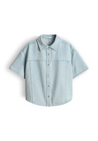Chemise en denim bleu clair à manches courtes avec fermeture boutonnée, col classique et coupe ample.