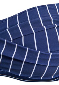 Marineblauw stoffen bikini-top met horizontale witte strepen, voorzien van een geplooid ontwerp en elastische afwerking voor een veilige pasvorm.