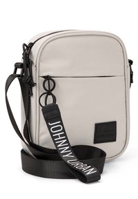 Borsa a spalla in tessuto beige con hardware nero, cerniera, una tasca frontale e tracolla con testo "JOHNNY URBAN". Design compatto e quadrato.